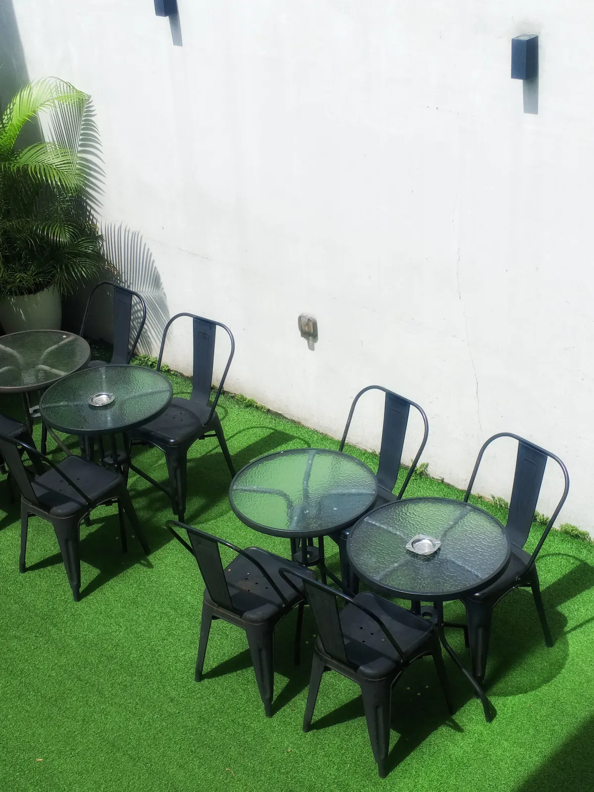 Restaurant patio surfaced with artificial turf